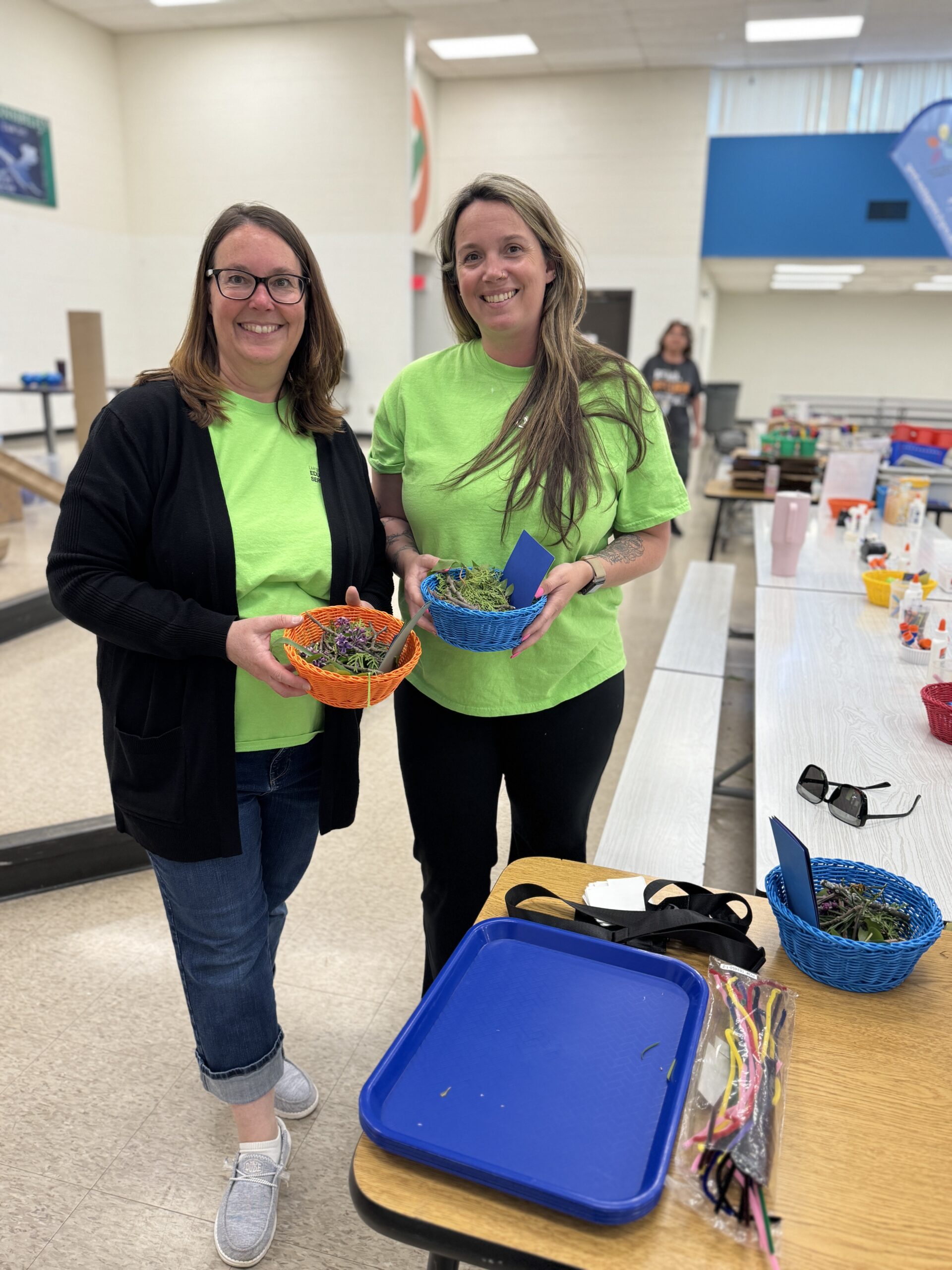 Community partner helping young children explore through play